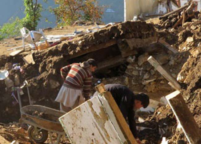 Quake-Stricken Afghan Villagers Self-Help Amid Relief Operation